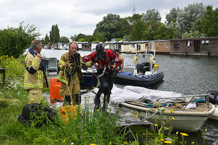 2021/118/20210806-11u46 GB 004 Auto te water Nieuwemeerdijk.jpg